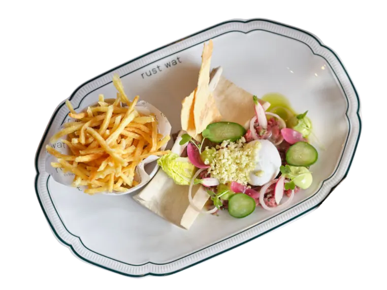 Friet met salade op een bord van Rust wat