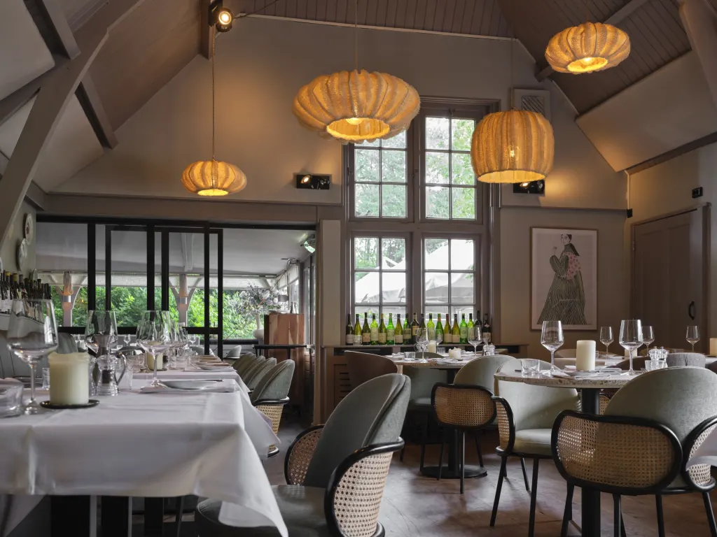 Het restaurant met hoge kap en ronde rieten hanglampen