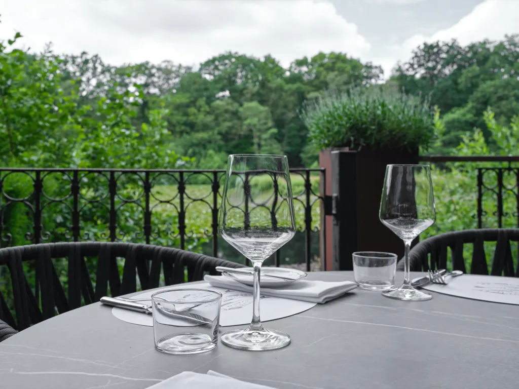Gedekte tafel op het terras met uitzicht over het groen